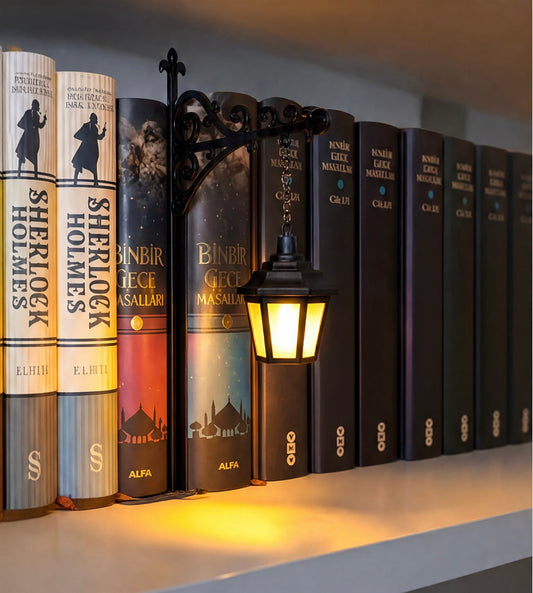 Vintage Lantern Book Nook Light - Cozy Bookshelf Decor