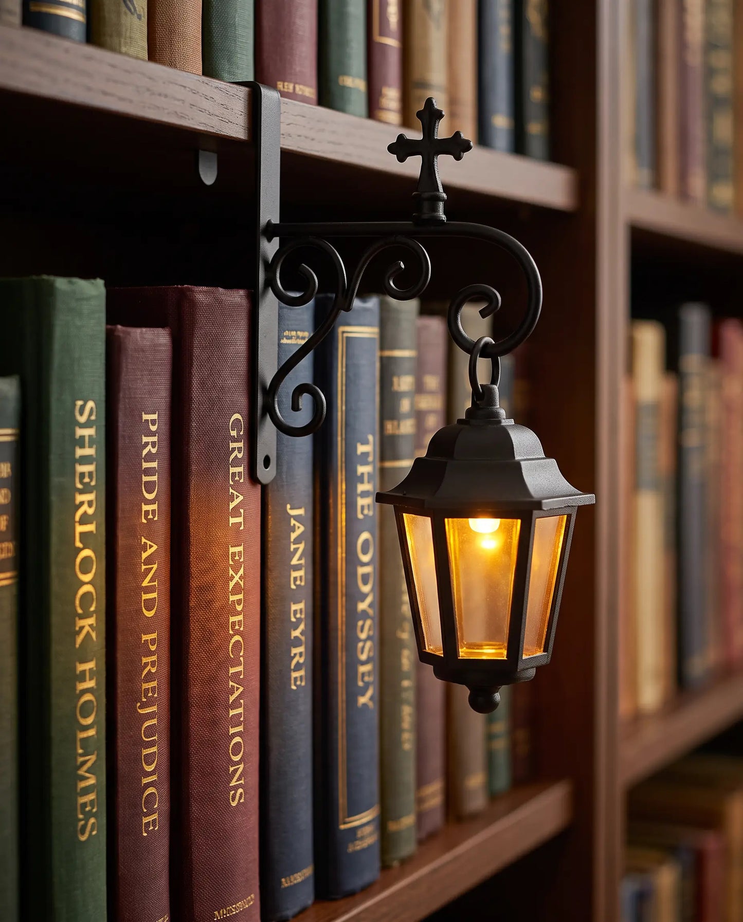 Vintage Lantern Book Nook Light – Cozy Bookshelf Decor